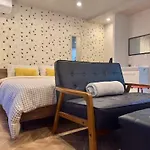 Queen Bed 50Inch Tv Convenience Store 1 Min Walk Washing Machine Netflix