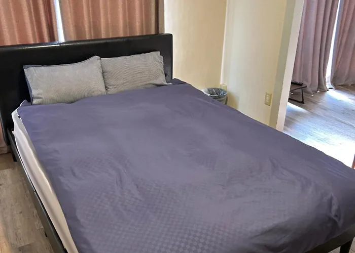 Two Devided Rooms With Two Large Beds Close To Nipponbashi