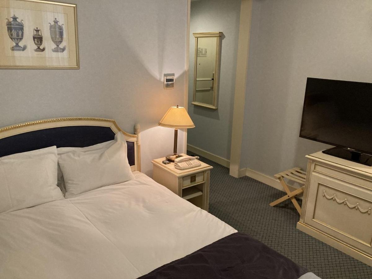 Monterey 4*
