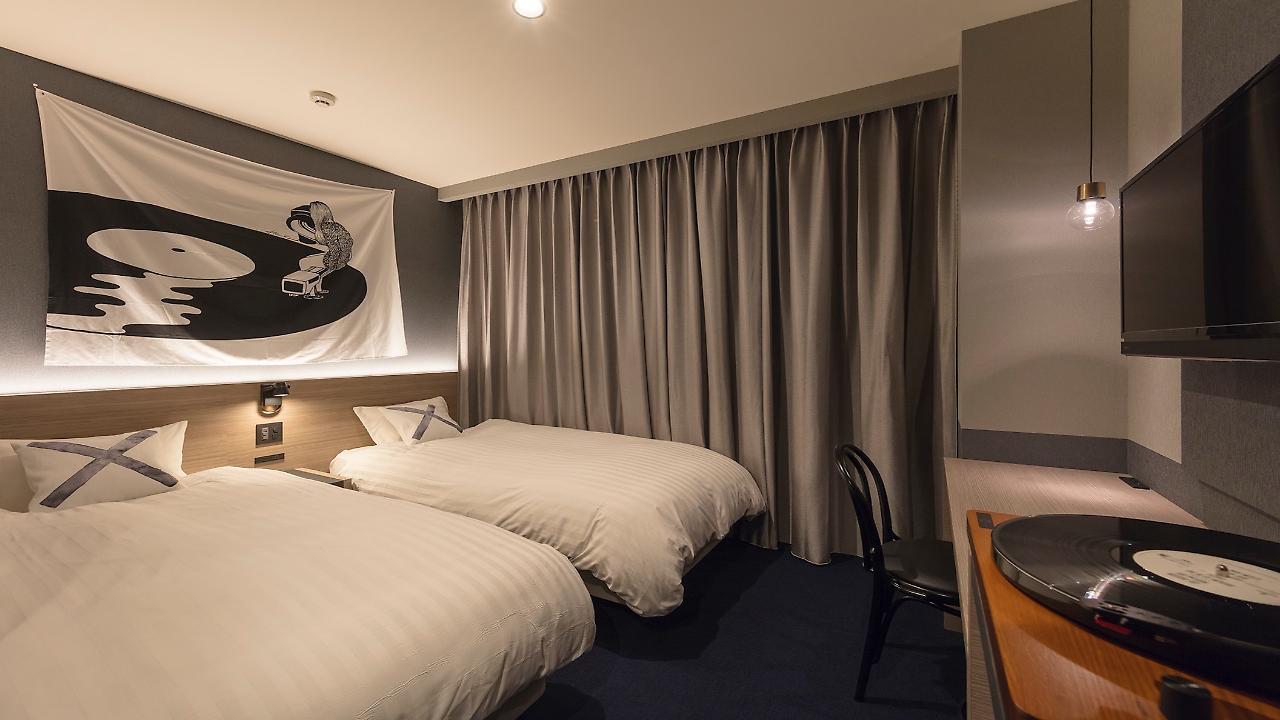 She, Hotel 3*