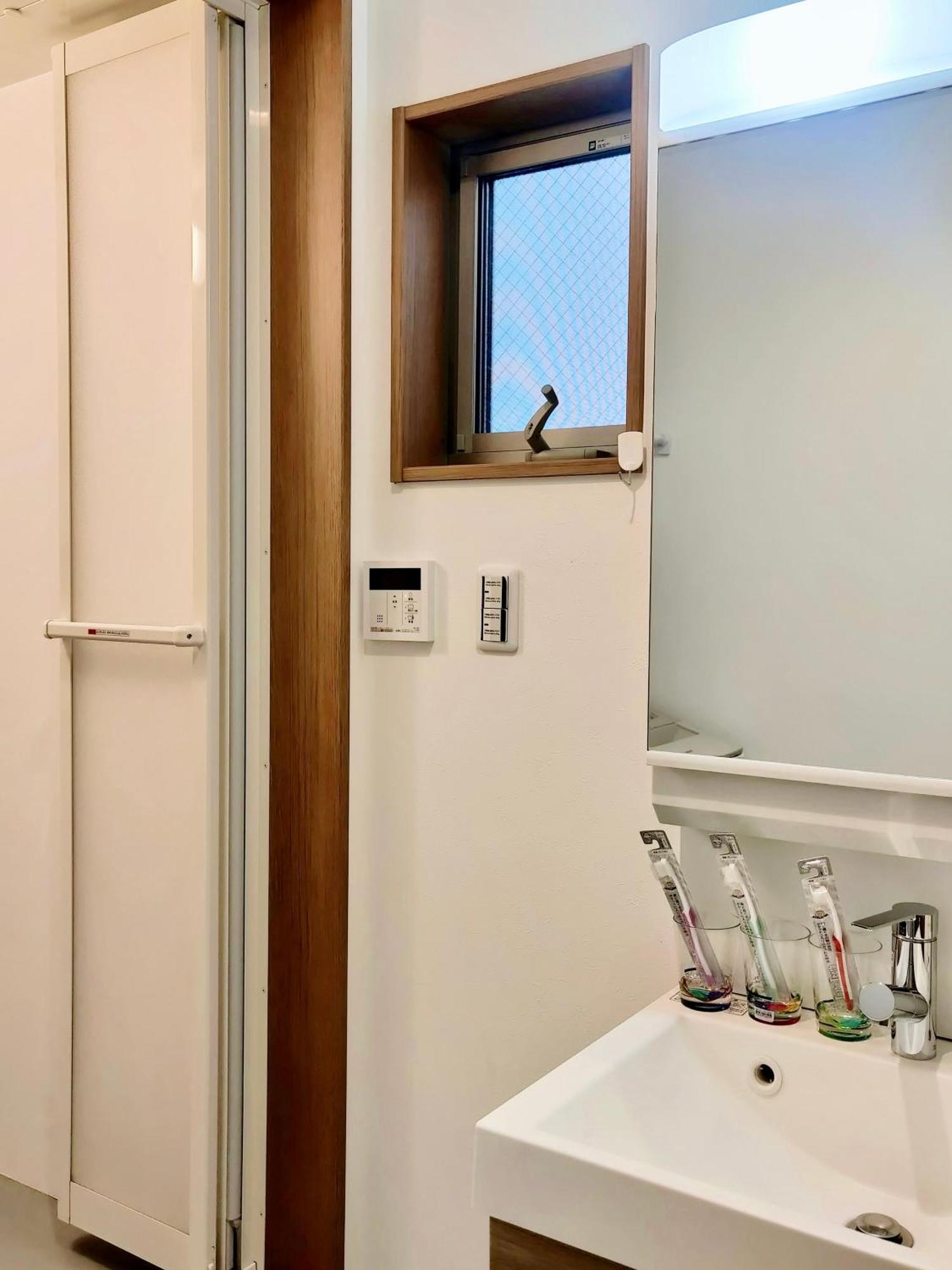 Ja Lan's Villa: Spacious 3-bedroom Near Kinjo Station