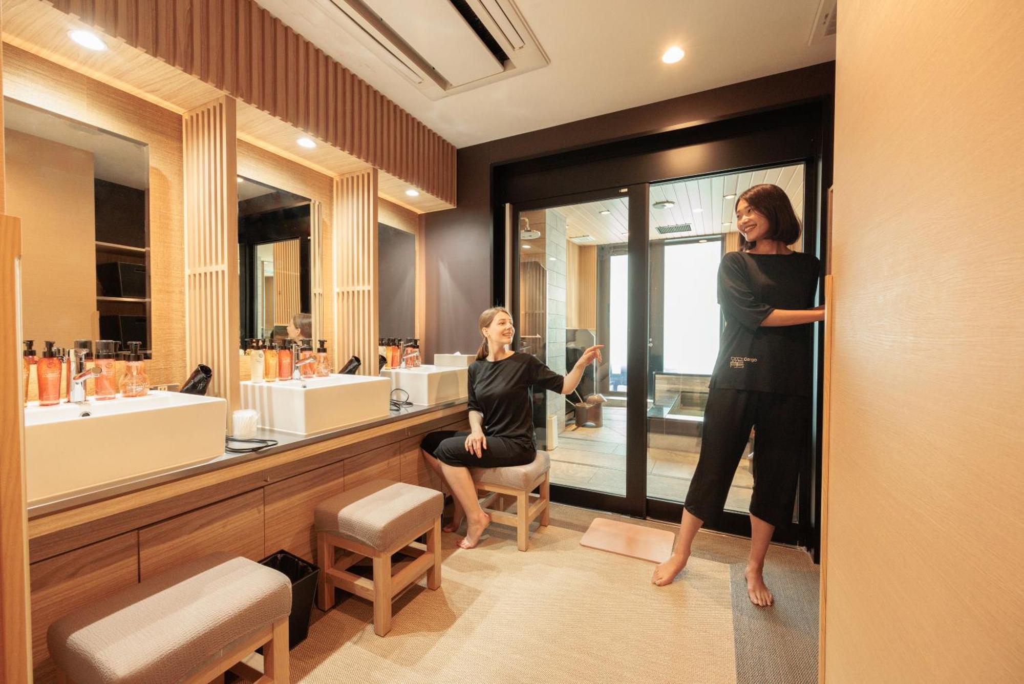 Capsule hotel Cargo Shinsaibashi 3*