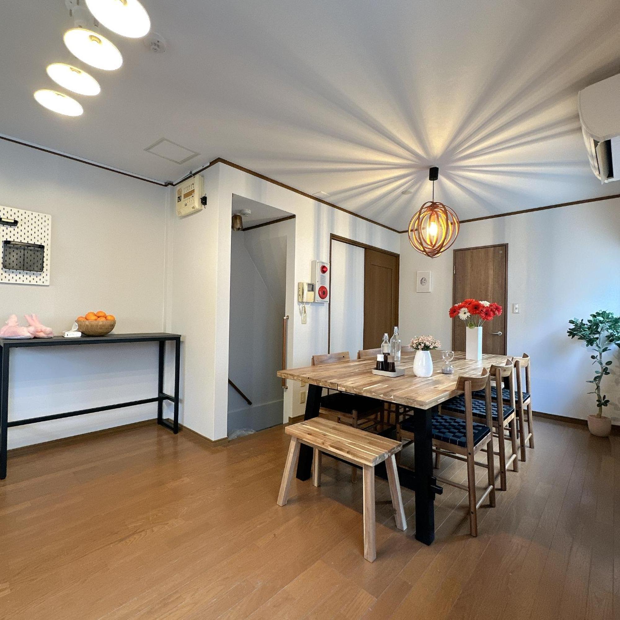 Holiday home 三米 黒門一軒家 黑门市场旁 近难波 高岛屋 道顿堀 心斋桥步行10分钟可达 独栋一户建 *