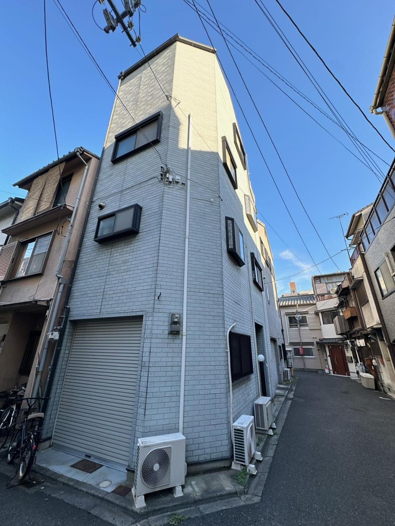Holiday home 三米 黒門一軒家 黑门市场旁 近难波 高岛屋 道顿堀 心斋桥步行10分钟可达 独栋一户建 Osaka