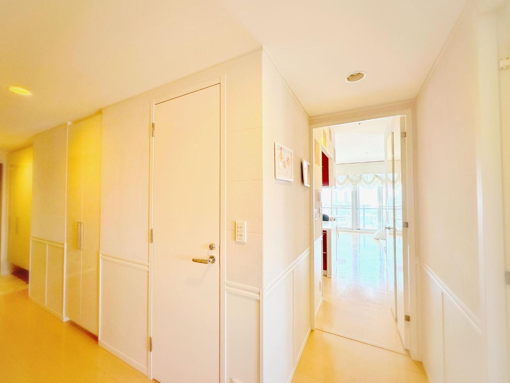Apartment Luxury 3 Bedroom Namba Skyscraper - 400 Ft High & 300 Sq Ft Wrap Around Balcony - 112 Sq Meters - 1,200 Sq Ft - Parking - 180 Degrees Views - 2024 Toyota Voxy Be Packaged With *