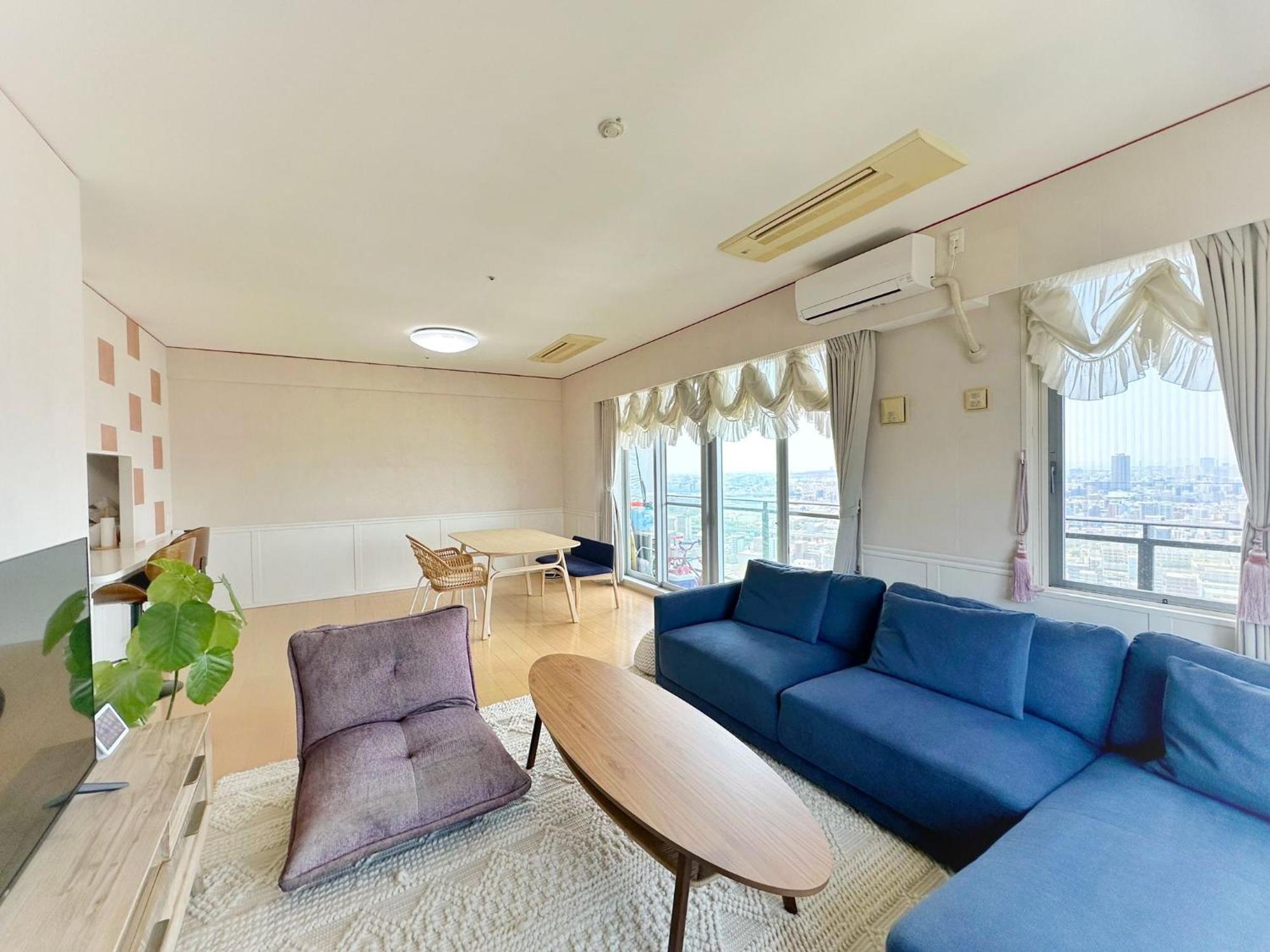 Luxury 3 Bedroom Namba Skyscraper - 400 Ft High & 300 Sq Ft Wrap Around Balcony - 112 Sq Meters - 1,200 Sq Ft - Parking - 180 Degrees Views - 2024 Toyota Voxy Be Packaged With Apartment Osaka