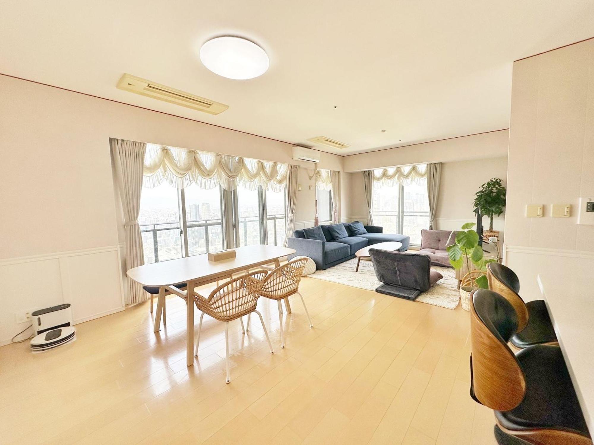 Luxury 3 Bedroom Namba Skyscraper - 400 Ft High & 300 Sq Ft Wrap Around Balcony - 112 Sq Meters - 1,200 Sq Ft - Parking - 180 Degrees Views - 2024 Toyota Voxy Be Packaged With * Osaka