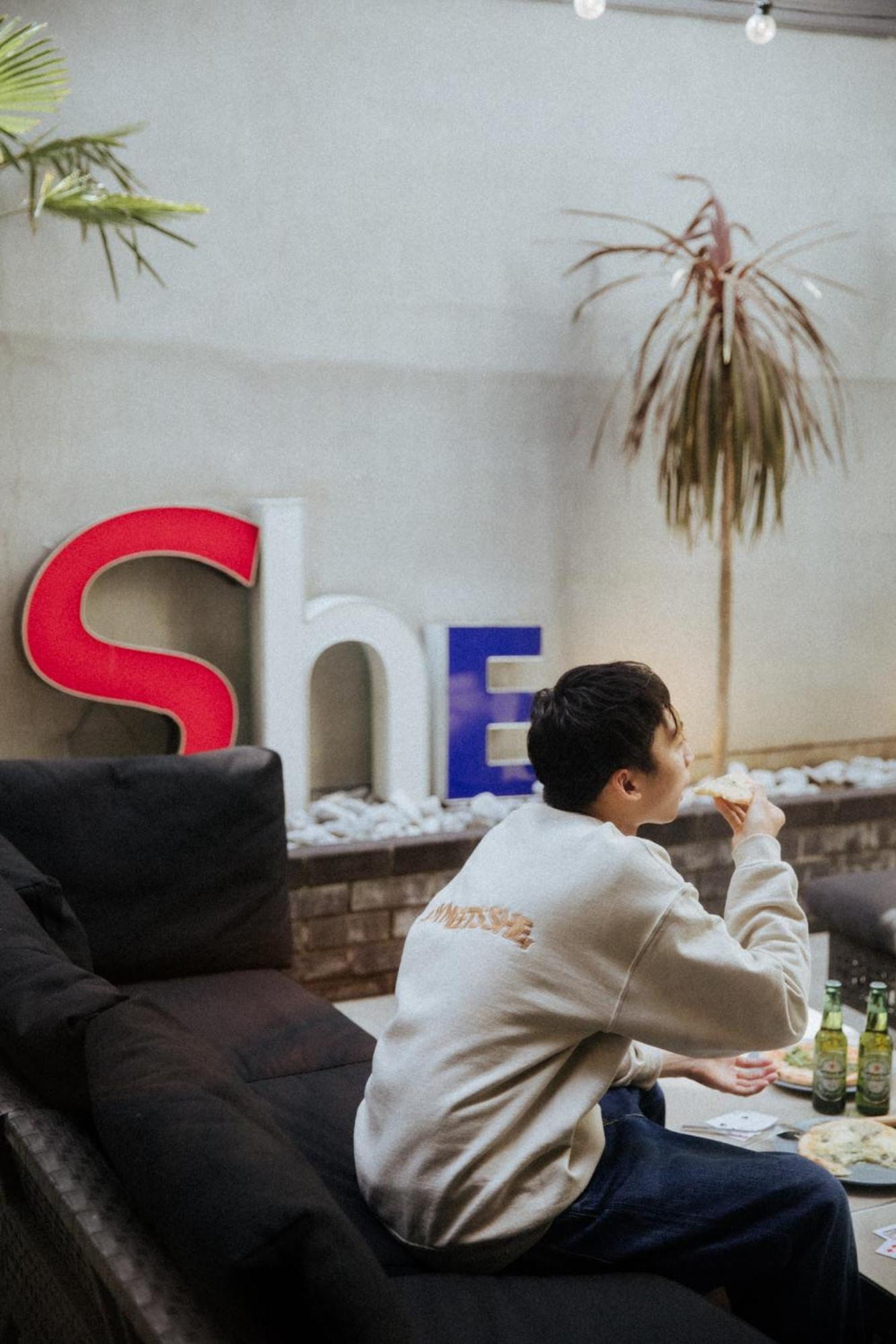 She, Hotel Osaka