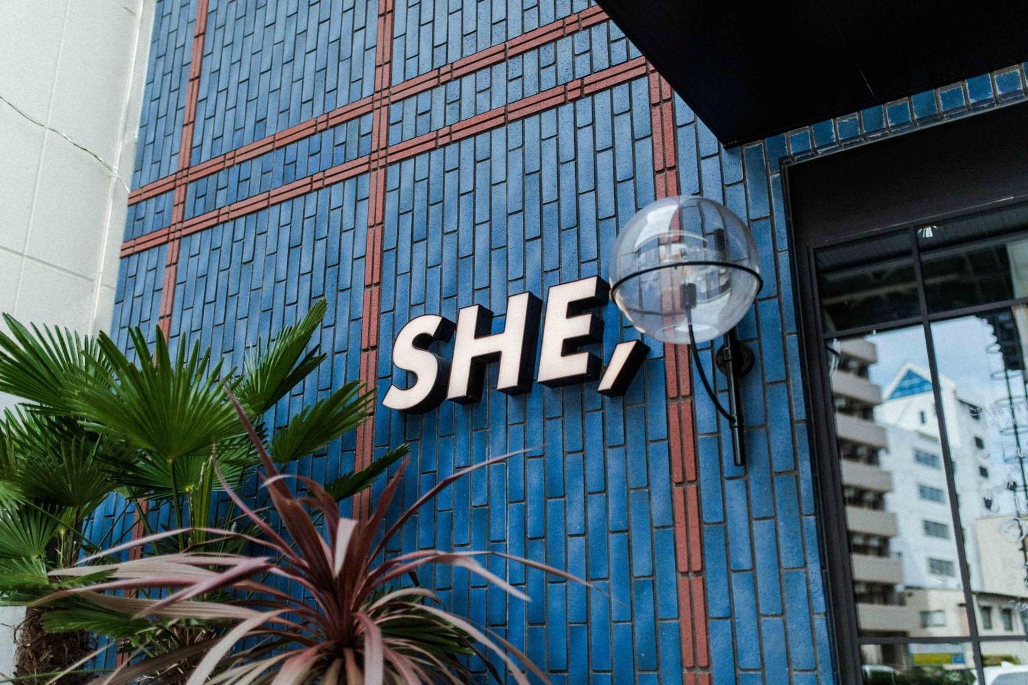 She, Hotel Osaka