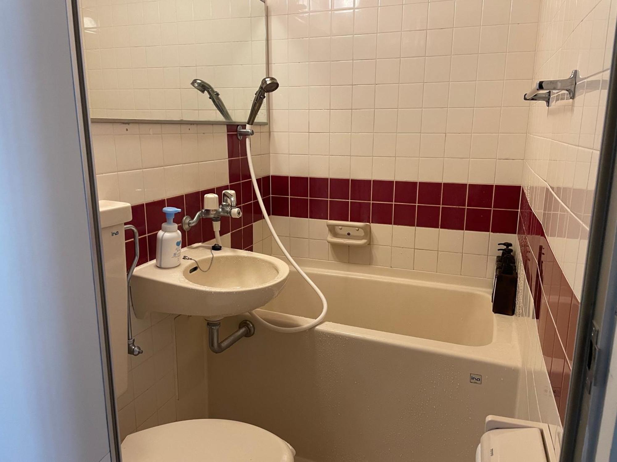 Good Location, Convenient Transportation Nipponbashi Station 4 Minutes Dotonbori 6 Minutes Kuromon Market 8 Minutes Double Bed O5 Osaka