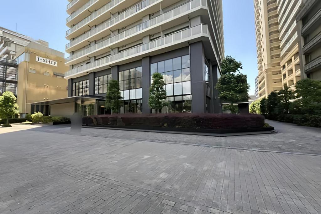 Luxury 3 Bedroom Namba Skyscraper - 400 Ft High & 300 Sq Ft Wrap Around Balcony - 112 Sq Meters - 1,200 Sq Ft - Parking - 180 Degrees Views - 2024 Toyota Voxy Be Packaged With * Osaka