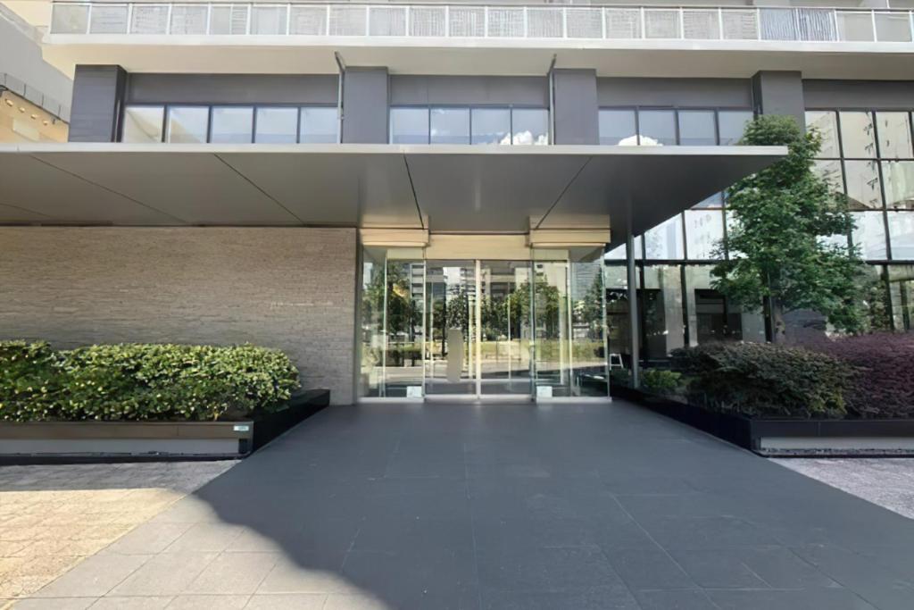 Luxury 3 Bedroom Namba Skyscraper - 400 Ft High & 300 Sq Ft Wrap Around Balcony - 112 Sq Meters - 1,200 Sq Ft - Parking - 180 Degrees Views - 2024 Toyota Voxy Be Packaged With Apartment *