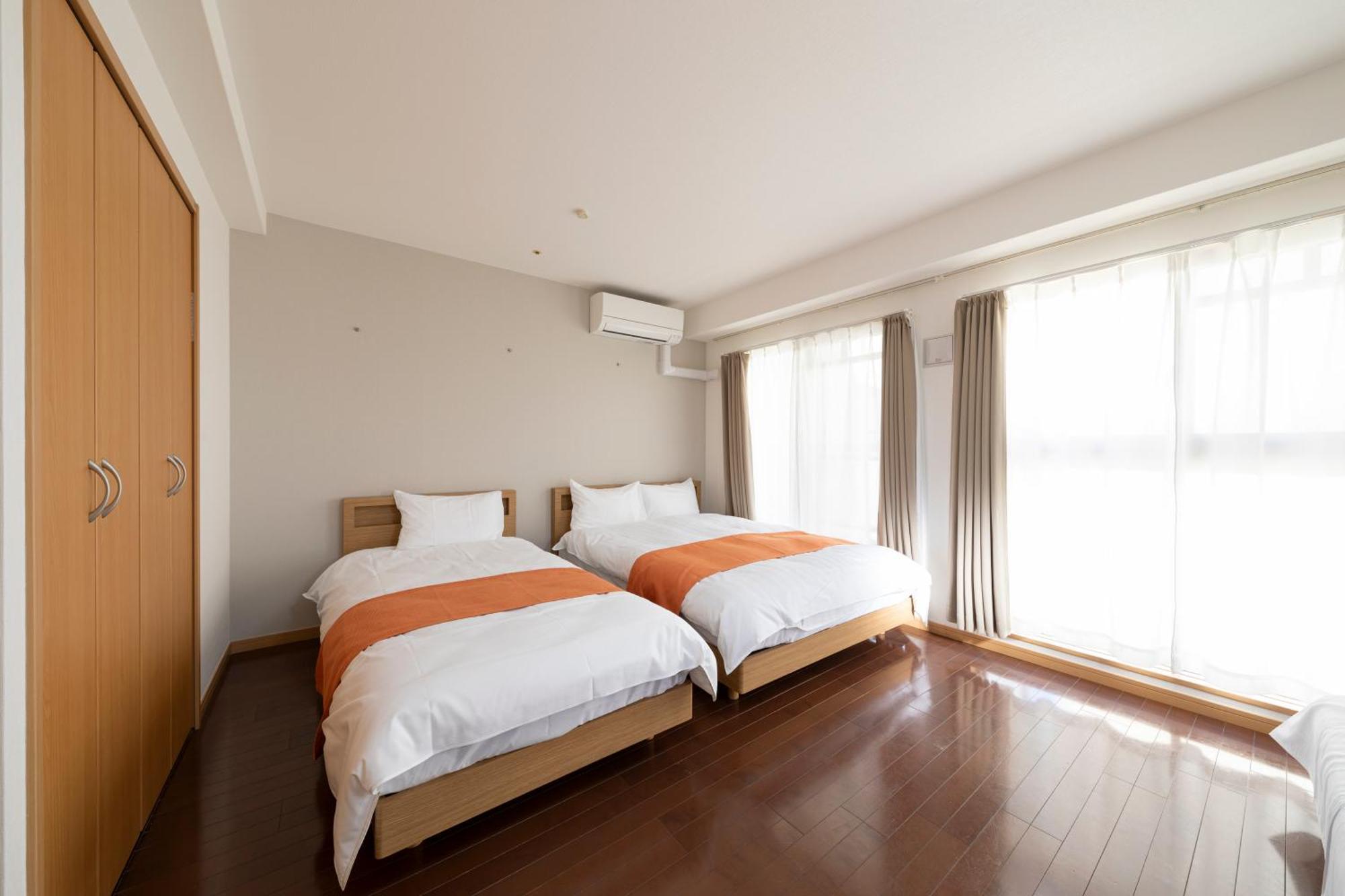 クリスタルコート難波 Apartment