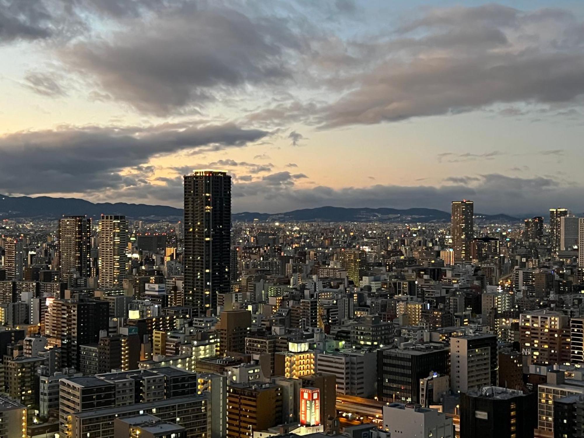 Luxury 3 Bedroom Namba Skyscraper - 400 Ft High & 300 Sq Ft Wrap Around Balcony - 112 Sq Meters - 1,200 Sq Ft - Parking - 180 Degrees Views - 2024 Toyota Voxy Be Packaged With * Osaka