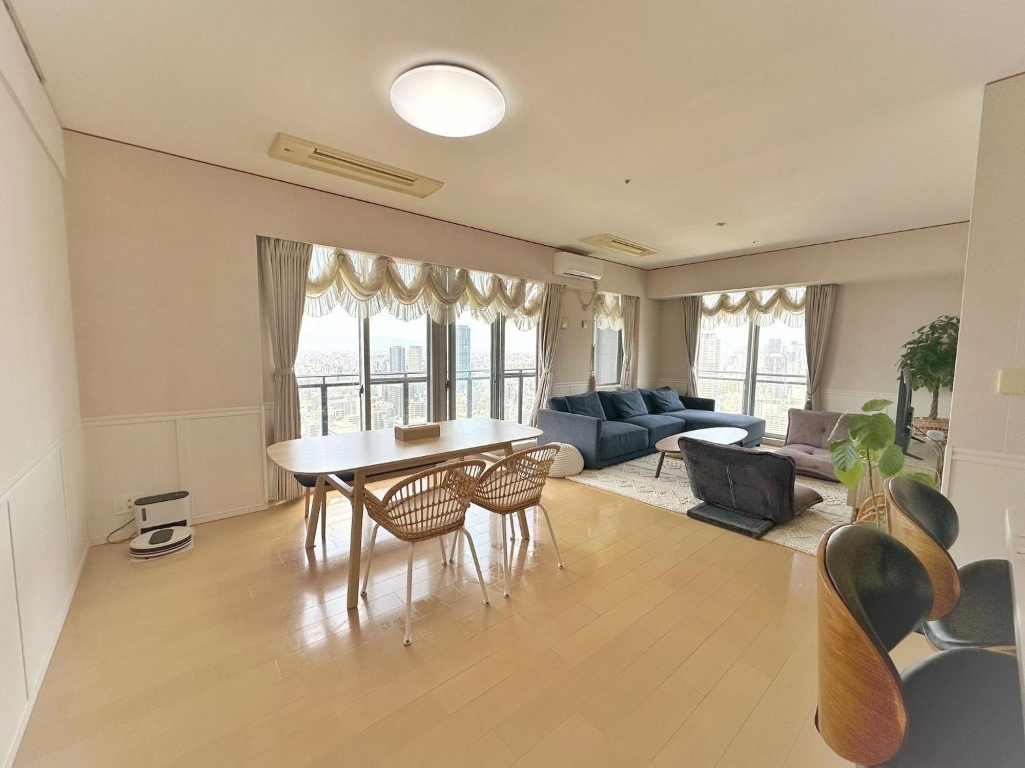 Luxury 3 Bedroom Namba Skyscraper - 400 Ft High & 300 Sq Ft Wrap Around Balcony - 112 Sq Meters - 1,200 Sq Ft - Parking - 180 Degrees Views - 2024 Toyota Voxy Be Packaged With Apartment Osaka
