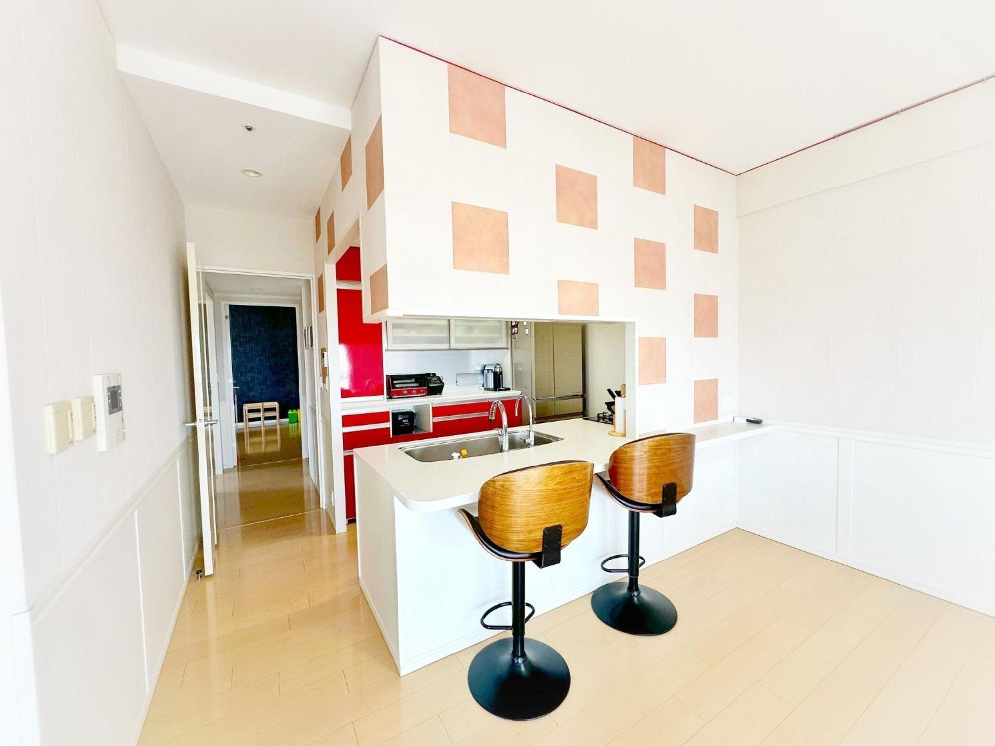 Luxury 3 Bedroom Namba Skyscraper - 400 Ft High & 300 Sq Ft Wrap Around Balcony - 112 Sq Meters - 1,200 Sq Ft - Parking - 180 Degrees Views - 2024 Toyota Voxy Be Packaged With Osaka