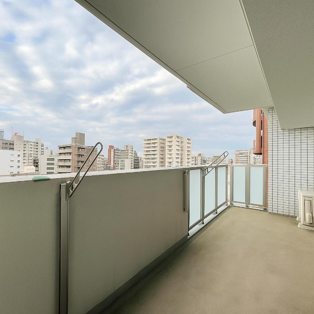Luxury 3 Bedroom Namba Skyscraper - 400 Ft High & 300 Sq Ft Wrap Around Balcony - 112 Sq Meters - 1,200 Sq Ft - Parking - 180 Degrees Views - 2024 Toyota Voxy Be Packaged With Apartment Osaka