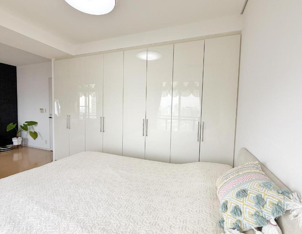 Luxury 3 Bedroom Namba Skyscraper - 400 Ft High & 300 Sq Ft Wrap Around Balcony - 112 Sq Meters - 1,200 Sq Ft - Parking - 180 Degrees Views - 2024 Toyota Voxy Be Packaged With Apartment