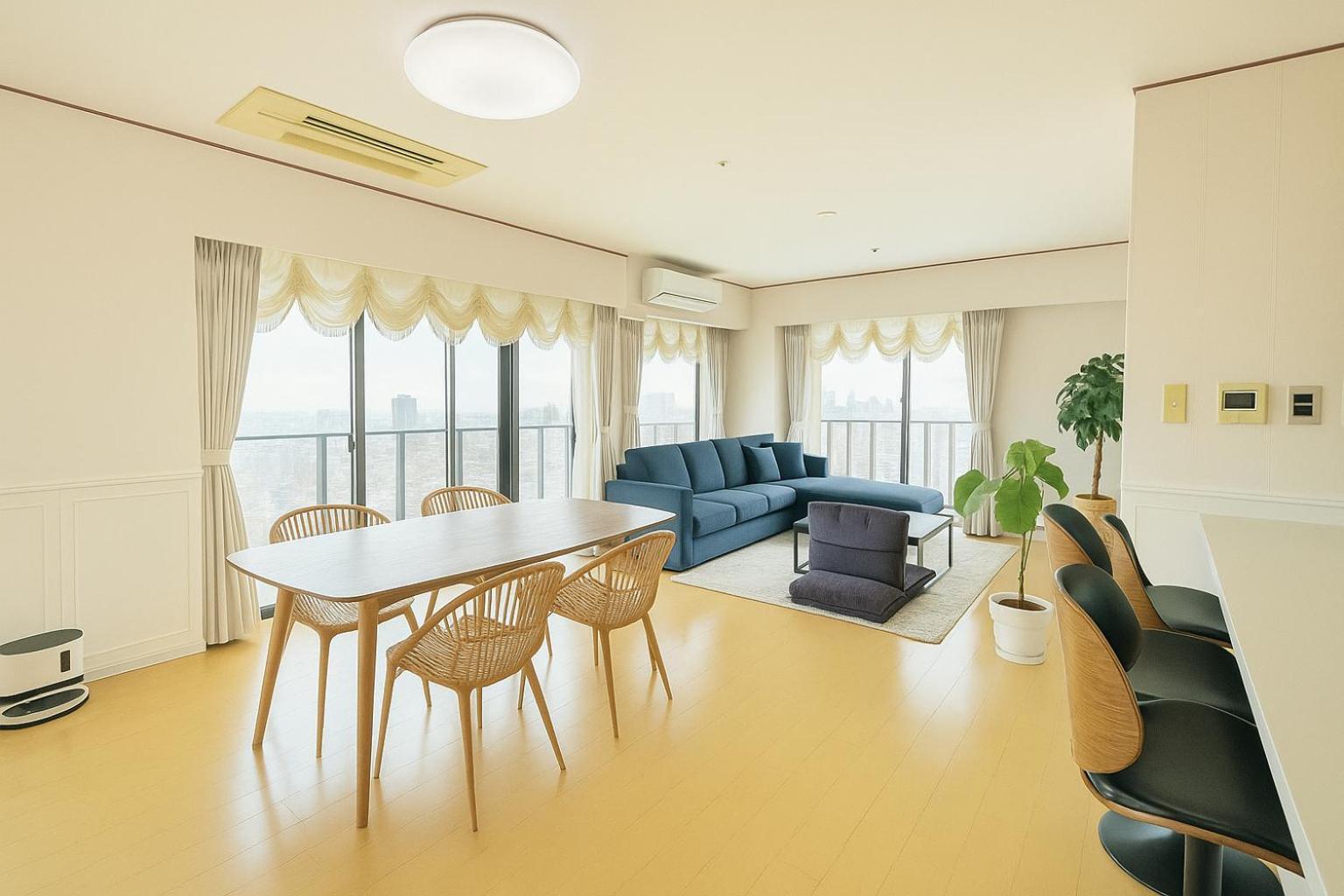 Luxury 3 Bedroom Namba Skyscraper - 400 Ft High & 300 Sq Ft Wrap Around Balcony - 112 Sq Meters - 1,200 Sq Ft - Parking - 180 Degrees Views - 2024 Toyota Voxy Be Packaged With Apartment Osaka