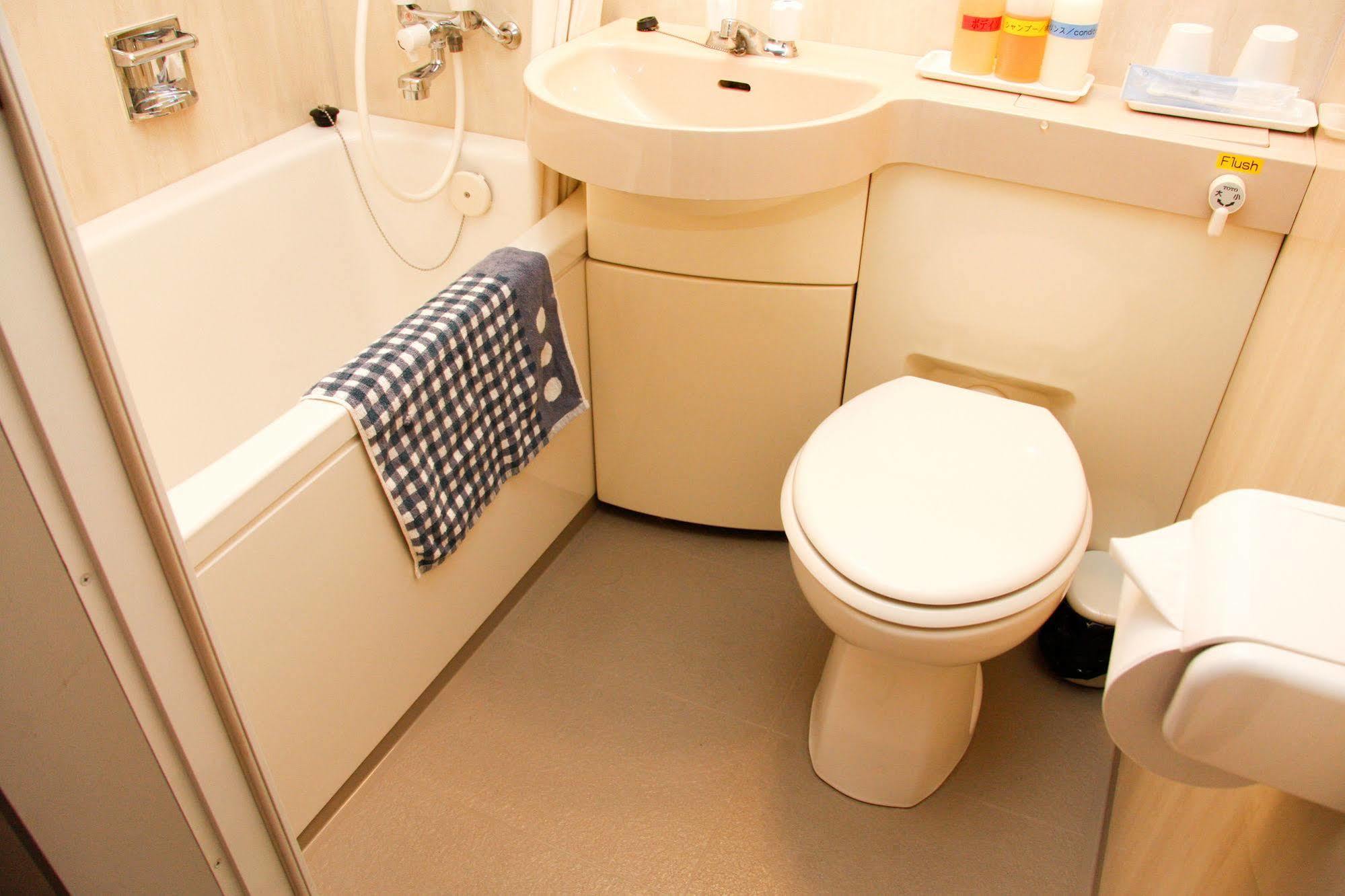 Shin-osaka Youth Hostel *