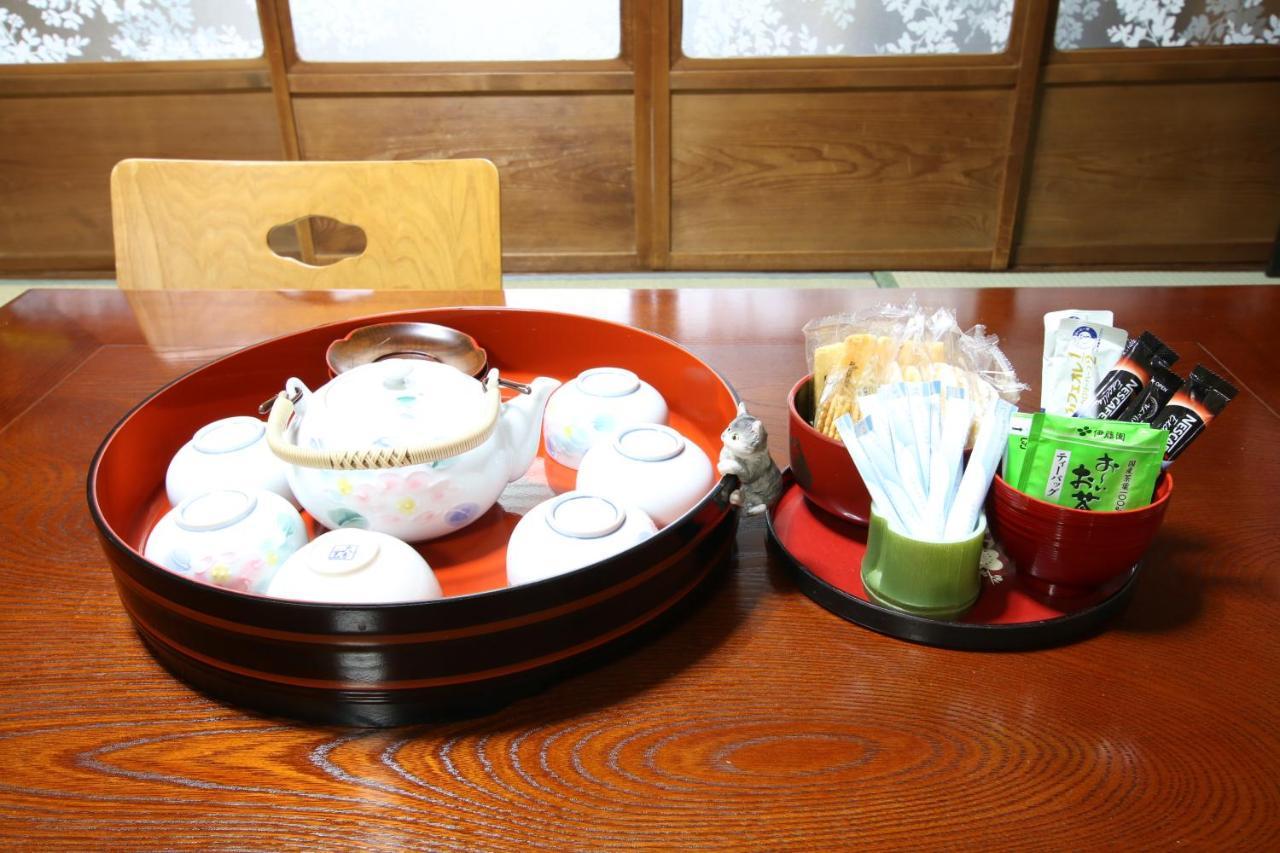 Holiday home 2 Floors Japanese Style, Direct To Kix, 10mins Train To Namba, 5mins Walk To Stn , 2-6ppl *