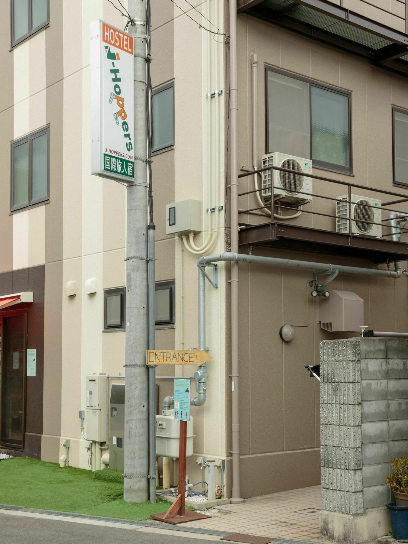 J-hoppers Universal Guest house