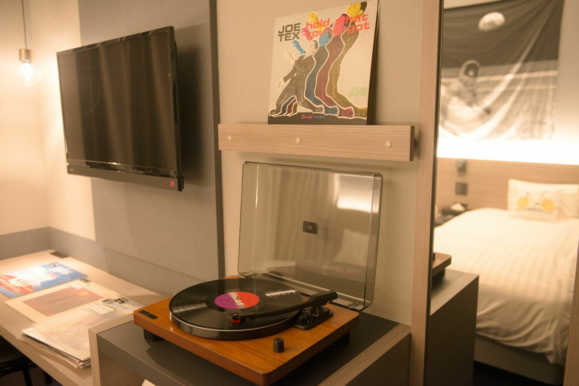 She, Hotel Osaka