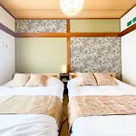 静かな住宅街、商店街横の戸建て　ベッド4台　最大8名様まで