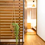 駐車場無料！静かな住宅街　４つの寝室でご家族でゆっくりお過ごし頂けます　7台の寝具で最大11名様まで
