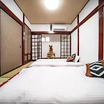 梟の宿 岛之内5号馆 步行200M至道顿堀! 徒步5分钟日本桥站! 心斋桥8分钟 黑门市场15分种徒步圈内 !中央区古风民宅77平方2间房可住7人