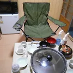 ペット可でusj まですぐ 木を基調としたログハウス調のお部屋