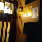 ペット可でusj まですぐ 木を基調としたログハウス調のお部屋