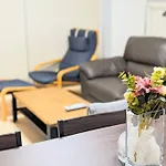 Jr西九条徒歩4分！最大12名宿泊可能！貸切一軒家！Usj、梅田アクセス良好！１f広々リビングあり！