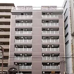 難波駅、道頓堀のそばでシンプルステイ　ベッド3台のお部屋
