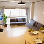 鶴橋駅徒歩4分/道頓堀・なんばへ地下鉄4分/広々スペース3階戸建て貸切