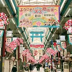 天神桥筋六丁目站 1 分钟 一趟电车可达梅田难波心斋桥道顿堀日本桥吃饭购物便利