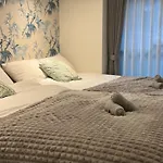 Good Location, Convenient Transportation Nipponbashi Station 4 Minutes Dotonbori 6 Minutes Kuromon Market 8 Minutes Double Bed O10