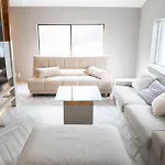 西九条 Guest House! Usjまで電車で5分!西九条駅徒歩3分!最大10人宿泊可能!デザイナーズハウス!2階建て一軒家貸切