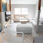 西九条 Guest House! Usjまで電車で5分!西九条駅徒歩3分!最大10人宿泊可能!デザイナーズハウス!2階建て一軒家貸切