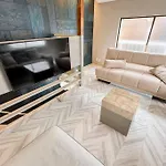 西九条 Guest House! Usjまで電車で5分!西九条駅徒歩3分!最大10人宿泊可能!デザイナーズハウス!2階建て一軒家貸切
