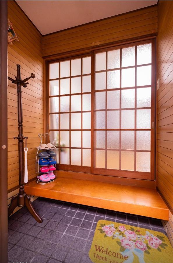 Holiday home 10mins Train To Namba, 4 Mins Walk To Stn, 2 Floors Japanese Style , 2-8 People Osaka