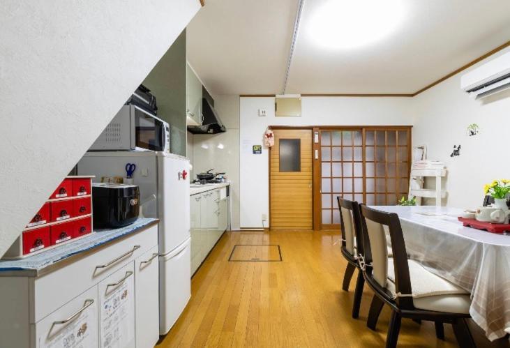 Holiday home 10mins Train To Namba, 4 Mins Walk To Stn, 2 Floors Japanese Style , 2-8 People *