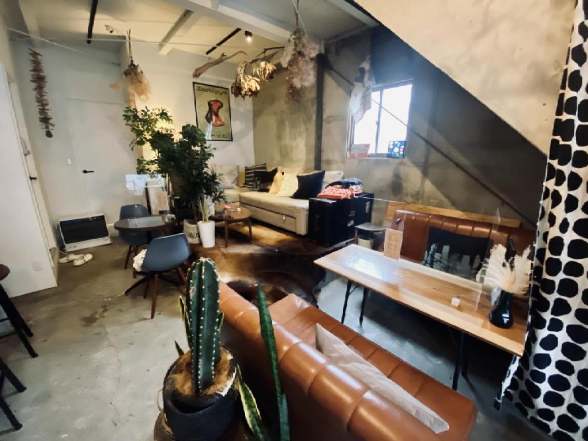Hippo And Cafe Bar *