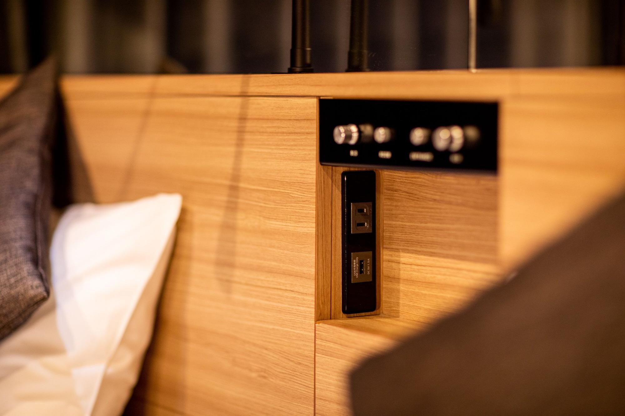 Quintessa Shinsaibashi Comic & Books Hotel