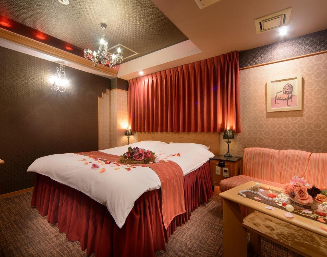 Love hotel リトルチャペルクリスマス 梅田 (adults Only) Osaka