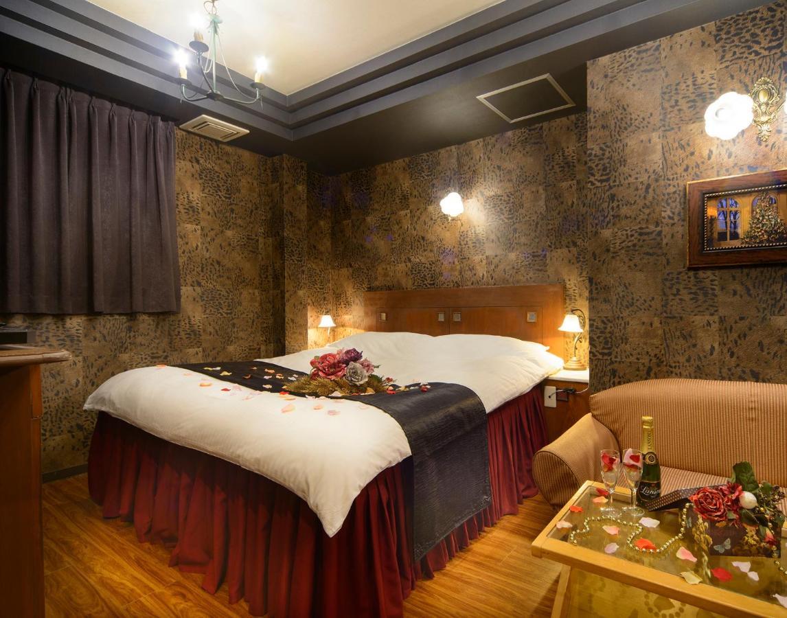 Love hotel リトルチャペルクリスマス 梅田 (adults Only) Osaka