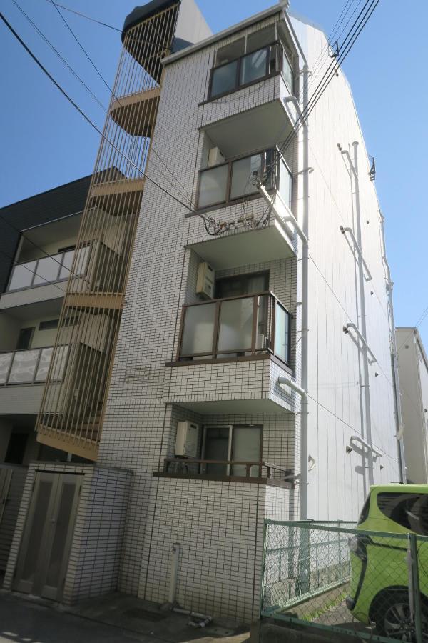 Apartment A's Guest 303 *