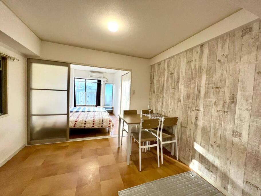 ２ Beds. Comfortable . Dotonbori / Kuromon Market.