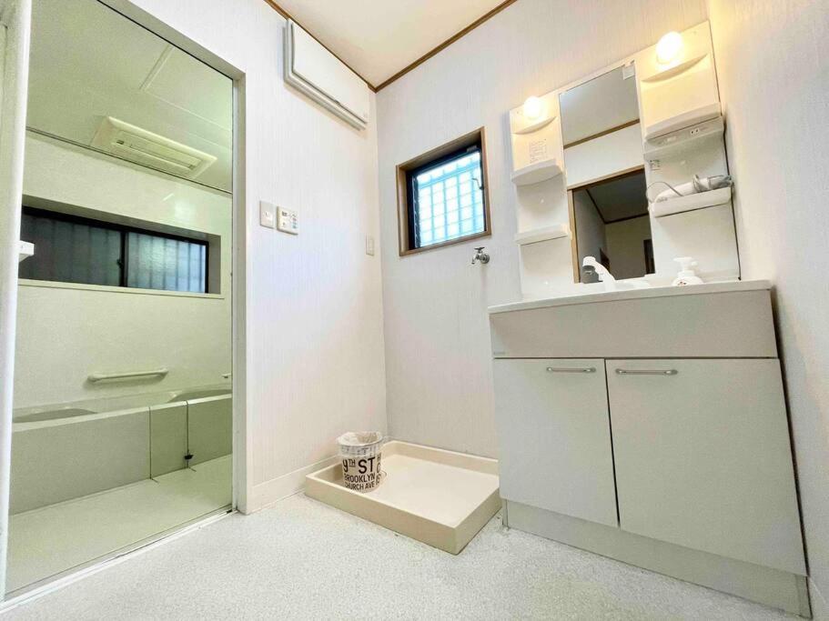 鶴橋駅徒歩2分 トイレ浴室複数あり3階建て一軒家車庫付き * Osaka