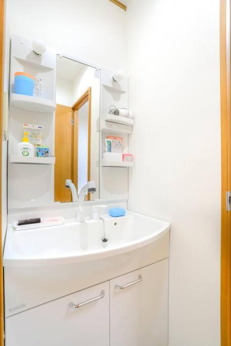 鶴橋駅徒歩2分 トイレ浴室複数あり3階建て一軒家車庫付き Apartment *